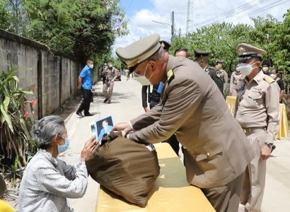 <strong>อ่านเพิ่มเติมเกี่ยวกับ</strong><br>พลเรือเอก พงษ์เทพ หนูเทพ องคมนตรี เชิญสิ่งของพระราชทาน มอบแก่ประชาชนที่ประสบอุทกภัย จังหวัดตาก พลเรือเอก พงษ์เทพ หนูเทพ องคมนตรี เชิญสิ่งของพระราชทาน มอบแก่ประชาชนที่ประสบอุทกภัย จังหวัดตาก