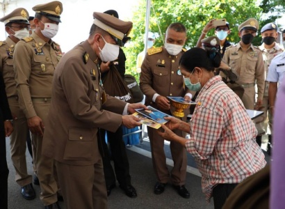 <strong>อ่านเพิ่มเติมเกี่ยวกับ</strong><br>นายศุภชัย ภู่งาม องคมนตรี เชิญสิ่งของพระราชทานมอบแก่นายอำเภอที่ประสบอุทกภัย จังหวัดอยุธยา นายศุภชัย ภู่งาม องคมนตรี เชิญสิ่งของพระราชทานมอบแก่นายอำเภอที่ประสบอุทกภัย จังหวัดอยุธยา