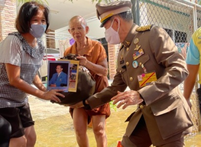 <strong>อ่านเพิ่มเติมเกี่ยวกับ</strong><br>นายอำพน กิตติอำพน องคมนตรี เชิญสิ่งของพระราชทานมอบแก่ผู้ว่าราชการจังหวัดชัยภูมิ นายอำพน กิตติอำพน องคมนตรี เชิญสิ่งของพระราชทานมอบแก่ผู้ว่าราชการจังหวัดชัยภูมิ