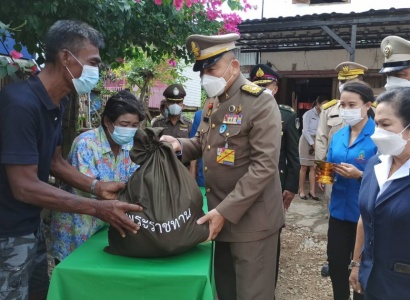 <strong>อ่านเพิ่มเติมเกี่ยวกับ</strong><br>พลเอก กัมปนาท รุดดิษฐ์ องคมนตรี เชิญสิ่งของพระราชทานมอบแก่ประชาชนผู้ประสบอุทกภัย จังหวัดกำเเพงเพชร พลเอก กัมปนาท รุดดิษฐ์ องคมนตรี เชิญสิ่งของพระราชทานมอบแก่ประชาชนผู้ประสบอุทกภัย จังหวัดกำเเพงเพชร