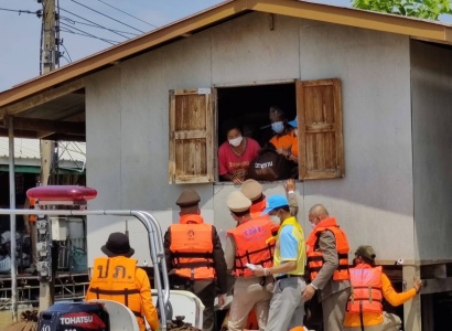 <strong>อ่านเพิ่มเติมเกี่ยวกับ</strong><br>พลเอก ไพบูลย์ คุ้มฉายา องคมนตรี เชิญสิ่งของพระราชทานมอบแก่ประชาชนผู้ประสบอุทกภัย จังหวัดอุทัยธานี พลเอก ไพบูลย์ คุ้มฉายา องคมนตรี เชิญสิ่งของพระราชทานมอบแก่ประชาชนผู้ประสบอุทกภัย จังหวัดอุทัยธานี