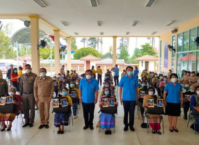 <strong>อ่านเพิ่มเติมเกี่ยวกับ</strong><br>มอบสิ่งของพระราชทานผู้ประสบวาตภัย จังหวัดเชียงราย มอบสิ่งของพระราชทานผู้ประสบวาตภัย จังหวัดเชียงราย