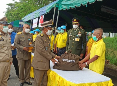 <strong>อ่านเพิ่มเติมเกี่ยวกับ</strong><br>นายนุรักษ์ มาประณีต องคมนตรี เชิญสิ่งของพระราชทานมอบแก่ประชาชนผู้ประสบอุทกภัย จังหวัดสิงห์บุรี นายนุรักษ์ มาประณีต องคมนตรี เชิญสิ่งของพระราชทานมอบแก่ประชาชนผู้ประสบอุทกภัย จังหวัดสิงห์บุรี