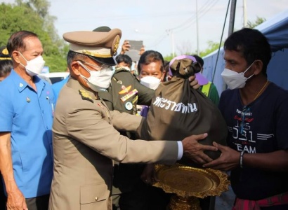 <strong>อ่านเพิ่มเติมเกี่ยวกับ</strong><br>พลเอก ไพบูลย์ คุ้มฉายา องคมนตรี เชิญสิ่งของพระราชทานมอบแก่ประชาชนผู้ประสบอุทกภัย จังหวัดสุพรรณบุรี พลเอก ไพบูลย์ คุ้มฉายา องคมนตรี เชิญสิ่งของพระราชทานมอบแก่ประชาชนผู้ประสบอุทกภัย จังหวัดสุพรรณบุรี