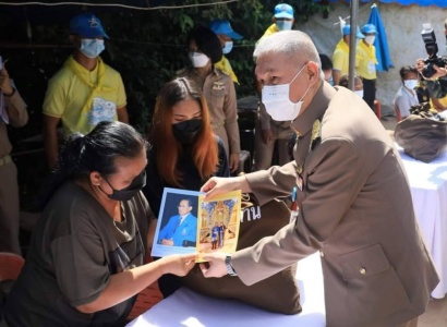 <strong>อ่านเพิ่มเติมเกี่ยวกับ</strong><br>พลอากาศเอก จอม รุ่งสว่าง องคมนตรี เชิญสิ่งของพระราชทานมอบแก่ประชาชนผู้ประสบอุทกภัย จังหวัดมหาสารคาม พลอากาศเอก จอม รุ่งสว่าง องคมนตรี เชิญสิ่งของพระราชทานมอบแก่ประชาชนผู้ประสบอุทกภัย จังหวัดมหาสารคาม