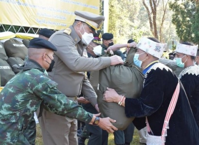 <strong>อ่านเพิ่มเติมเกี่ยวกับ</strong><br>นายพลากร สุวรรณรัฐ องคมนตรี มอบถุงพระราชทานให้แก่ราษฎร และเจ้าหน้าที่ผู้ปฏิบัติงานโครงการอันเนื่องมาจากพระราชดำริในพื้นที่ภาคเหนือ จังหวัดเชียงใหม่ นายพลากร สุวรรณรัฐ องคมนตรี มอบถุงพระราชทานให้แก่ราษฎร และเจ้าหน้าที่ผู้ปฏิบัติงานโครงการอันเนื่องมาจากพระราชดำริในพื้นที่ภาคเหนือ จังหวัดเชียงใหม่