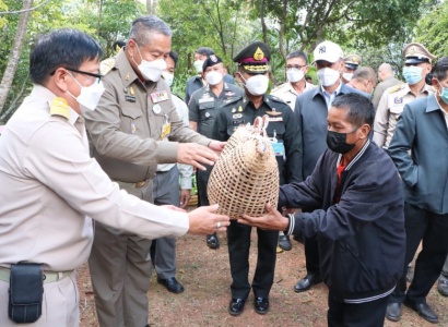 <strong>อ่านเพิ่มเติมเกี่ยวกับ</strong><br>นายพลากร สุวรรณรัฐ องคมนตรี มอบถุงพระราชทานให้แก่ราษฎร และเจ้าหน้าที่ผู้ปฏิบัติงานโครงการอันเนื่องมาจากพระราชดำริในพื้นที่ภาคเหนือ จังหวัดน่าน นายพลากร สุวรรณรัฐ องคมนตรี มอบถุงพระราชทานให้แก่ราษฎร และเจ้าหน้าที่ผู้ปฏิบัติงานโครงการอันเนื่องมาจากพระราชดำริในพื้นที่ภาคเหนือ จังหวัดน่าน