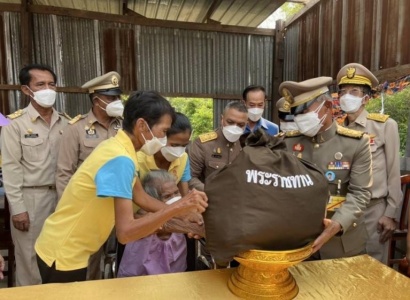 <strong>อ่านเพิ่มเติมเกี่ยวกับ</strong><br>พลเอก ไพบูลย์ คุ้มฉายา องคมนตรี เชิญถุงพระราชทาน และเครื่องอุปโภคบริโภค ไปมอบแก่ราษฎรที่ประสบวาตภัย ในพื้นที่จังหวัดสุพรรณบุรี พลเอก ไพบูลย์ คุ้มฉายา องคมนตรี เชิญถุงพระราชทาน และเครื่องอุปโภคบริโภค ไปมอบแก่ราษฎรที่ประสบวาตภัย ในพื้นที่จังหวัดสุพรรณบุรี