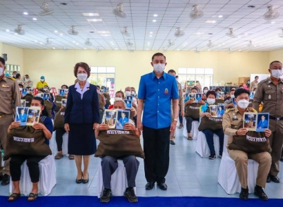 <strong>อ่านเพิ่มเติมเกี่ยวกับ</strong><br>นายสิธิชัย จินดาหลวง ผู้ว่าราชการจังหวัดลำปาง มอบสิ่งของพระราชทานเเก่ผู้ที่ประสบวาตภัย นายสิธิชัย จินดาหลวง ผู้ว่าราชการจังหวัดลำปาง มอบสิ่งของพระราชทานเเก่ผู้ที่ประสบวาตภัย