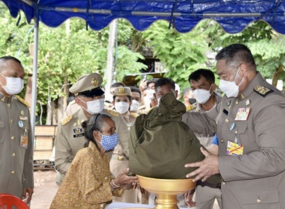 <strong>อ่านเพิ่มเติมเกี่ยวกับ</strong><br>นายพลากร สุวรรณรัฐ องคมนตรี เชิญสิ่งของพระราชทานมอบเเก่ผู้ระสบอุทกภัย ในพื้นที่จังหวัดลำปาง นายพลากร สุวรรณรัฐ องคมนตรี เชิญสิ่งของพระราชทานมอบเเก่ผู้ระสบอุทกภัย ในพื้นที่จังหวัดลำปาง