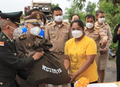 <strong>อ่านเพิ่มเติมเกี่ยวกับ</strong><br>นายศุภชัย ภู่งาม องคมนตรี เชิญสิ่งของพระราชทานมอบแก่ประชาชนผู้ประสบอุทกภัย จังหวัดพระนครศรีอยุธยา นายศุภชัย ภู่งาม องคมนตรี เชิญสิ่งของพระราชทานมอบแก่ประชาชนผู้ประสบอุทกภัย จังหวัดพระนครศรีอยุธยา