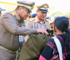 นายพลากร สุวรรณรัฐ องคมนตรี นายกมูลนิธิราชประชานุเคราะห์ฯ ... พารามิเตอร์รูปภาพ 4