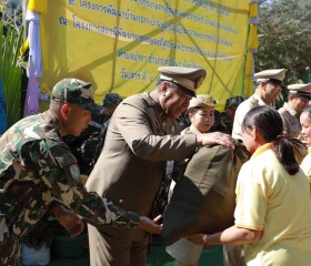 นายพลากร สุวรรณรัฐ องคมนตรี นายกมูลนิธิราชประชานุเคราะห์ฯ ... พารามิเตอร์รูปภาพ 3