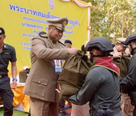 นายพลากร สุวรรณรัฐ องคมนตรี นายกมูลนิธิราชประชานุเคราะห์ฯ ... พารามิเตอร์รูปภาพ 3