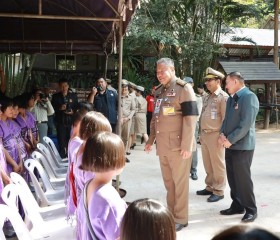 นายพลากร สุวรรณรัฐ องคมนตรี นายกมูลนิธิราชประชานุเคราะห์ฯ ... พารามิเตอร์รูปภาพ 2