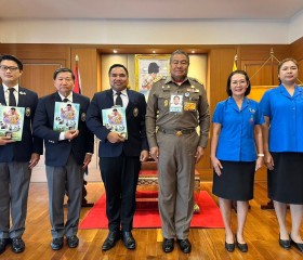 นายพลากร สุวรรณรัฐ องคมนตรี นายกมูลนิธิราชประชานุเคราะห์ ... พารามิเตอร์รูปภาพ 5