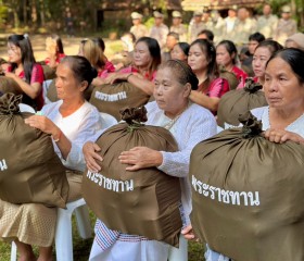นายพลากร สุวรรณรัฐ องคมนตรี นายกมูลนิธิราชประชานุเคราะห์ฯ ... พารามิเตอร์รูปภาพ 12