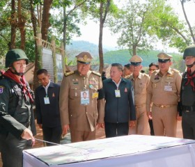 นายพลากร สุวรรณรัฐ องคมนตรี นายกมูลนิธิราชประชานุเคราะห์ ... พารามิเตอร์รูปภาพ 2