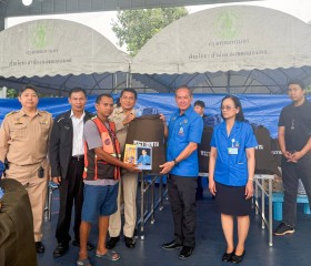 นายวิลาศ รุจิวัฒนพงศ์ รองประธานฝ่ายบรรเทาทุกข์ ... พารามิเตอร์รูปภาพ 1
