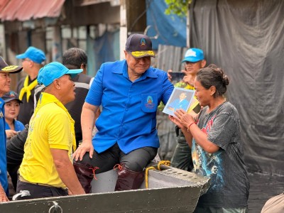 นายพลากร สุวรรณรัฐ องคมนตรี นายกมูลนิธิราชประชานุเคราะห์ฯ ... พารามิเตอร์รูปภาพ 1