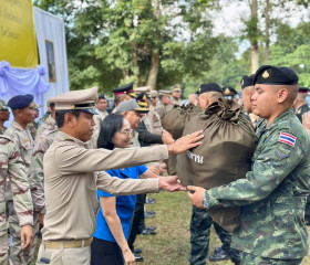 นายพลากร สุวรรณรัฐ องคมนตรี นายกมูลนิธิราชประชานุเคราะห์ ... พารามิเตอร์รูปภาพ 19