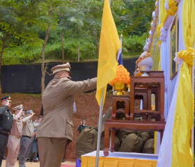 นายพลากร สุวรรณรัฐ องคมนตรี นายกมูลนิธิราชประชานุเคราะห์ ... พารามิเตอร์รูปภาพ 32