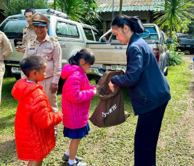 นายพลากร สุวรรณรัฐ องคมนตรี นายกมูลนิธิราชประชานุเคราะห์ ... พารามิเตอร์รูปภาพ 9