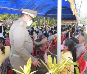 นายพลากร สุวรรณรัฐ องคมนตรี มอบถุงพระราชทานให้แก่ราษฎร ... พารามิเตอร์รูปภาพ 13