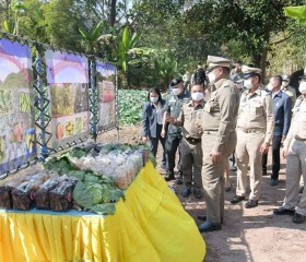 นายพลากร สุวรรณรัฐ องคมนตรี มอบถุงพระราชทานให้แก่ราษฎร ... พารามิเตอร์รูปภาพ 17