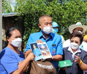 มอบสิ่งของพระราชทานแก่ประชาชนผู้ประสบภัยจังหวัดเพชรบูรณ์ ... พารามิเตอร์รูปภาพ 1