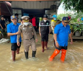 มอบสิ่งของพระราชทานแก่ประชาชนผู้ประสบภัยจังหวัดเพชรบูรณ์ ... Image 5