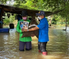 มอบสิ่งของพระราชทานแก่ประชาชนผู้ประสบภัยจังหวัดเพชรบูรณ์ ... พารามิเตอร์รูปภาพ 3